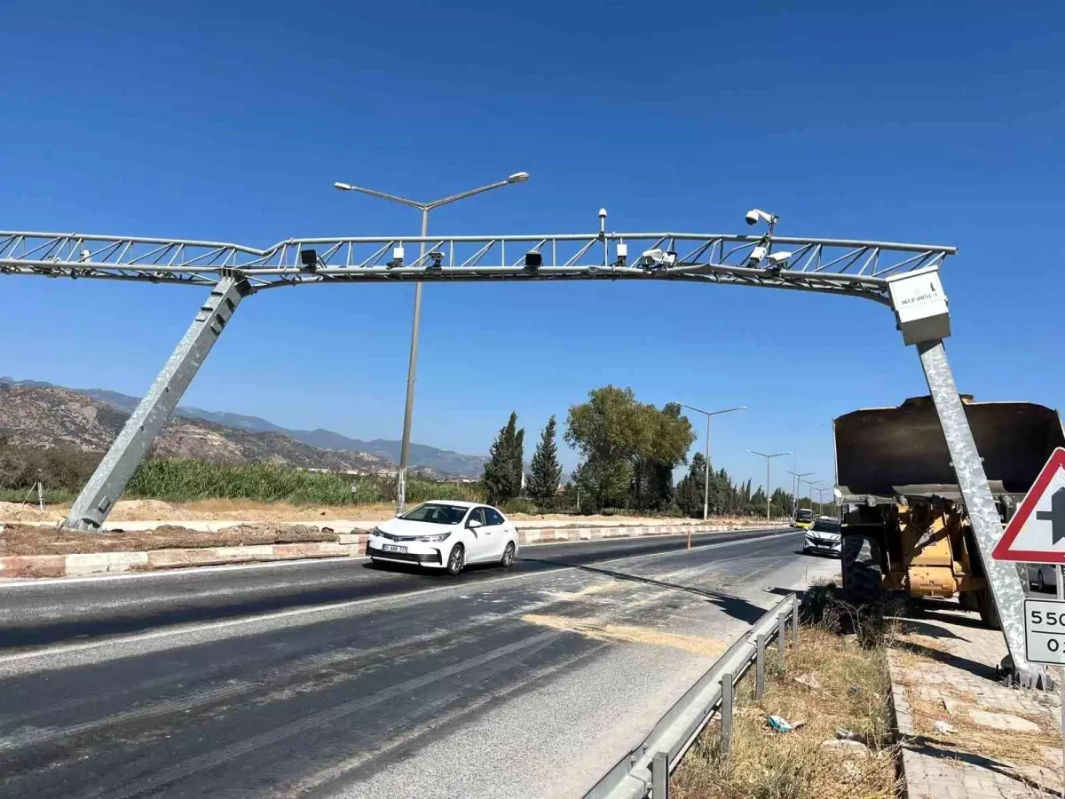 İncirliova’da Kamyonun Damperi PTS Direğine Sıkıştı
