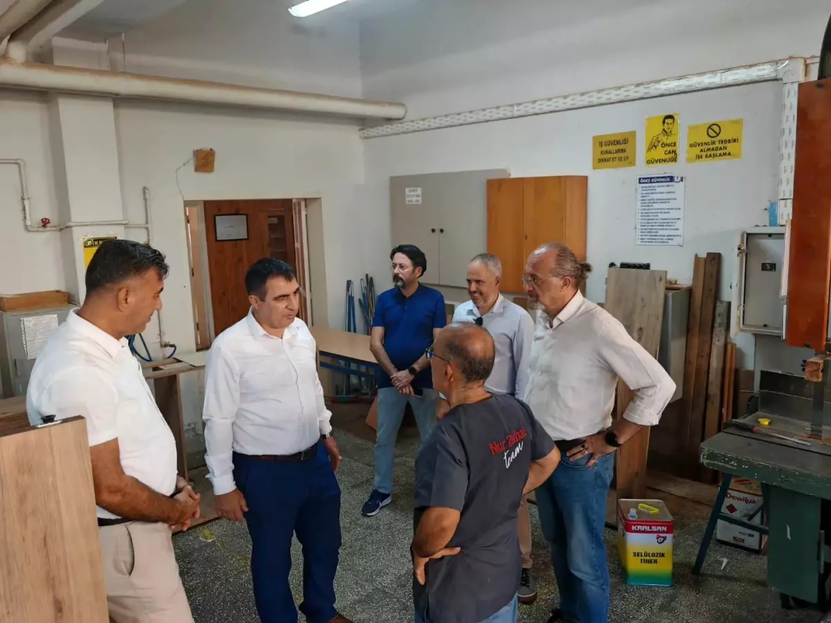 Nazilli İlçe Milli Eğitim Müdürü Şimşek, okul atölyelerinde üretilen mobilyaları inceledi