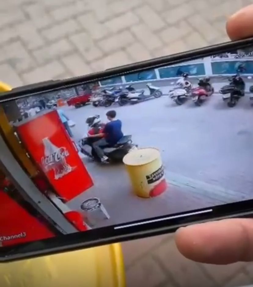 AYDIN’DA 16 YAŞINDAKİ MOTOSİKLET SÜRÜCÜSÜ DİRKSİYON HAKİMİYETİNİ KAYBEDEREK DÜKKAN CAMINDAN İÇERİ GİRDİ!!