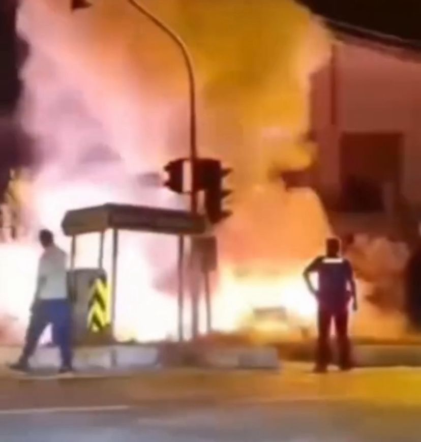 AYDIN SÖKE’DE SEYİR HALİNDEKİ OTOMOBİL BİLİNMEYEN BİR NEDENLE ANİDEN ALEV ALDI!!