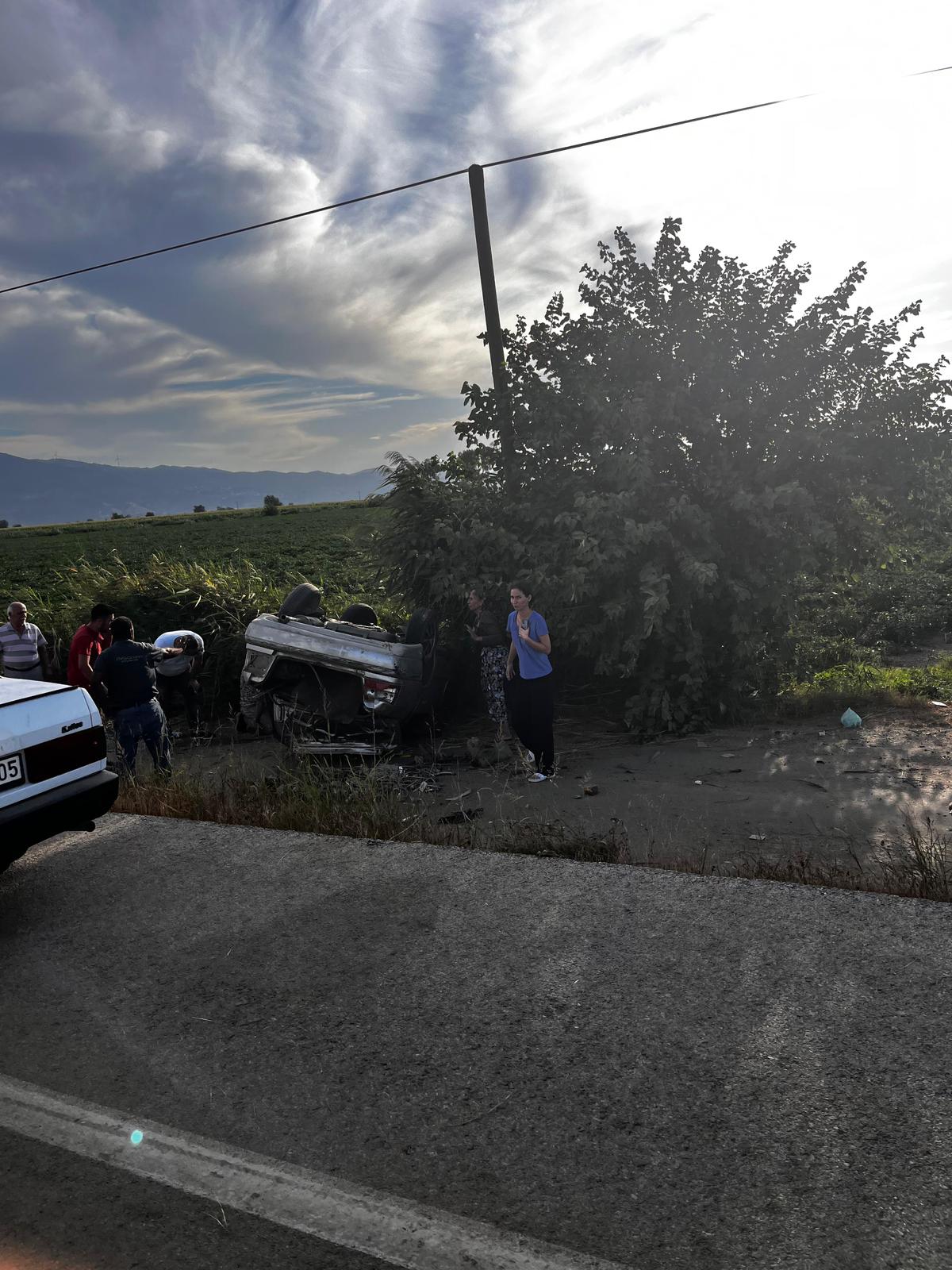AYDIN’DA ARAÇ YOL KENARINA UÇARAK TERS DÖNDÜ!!