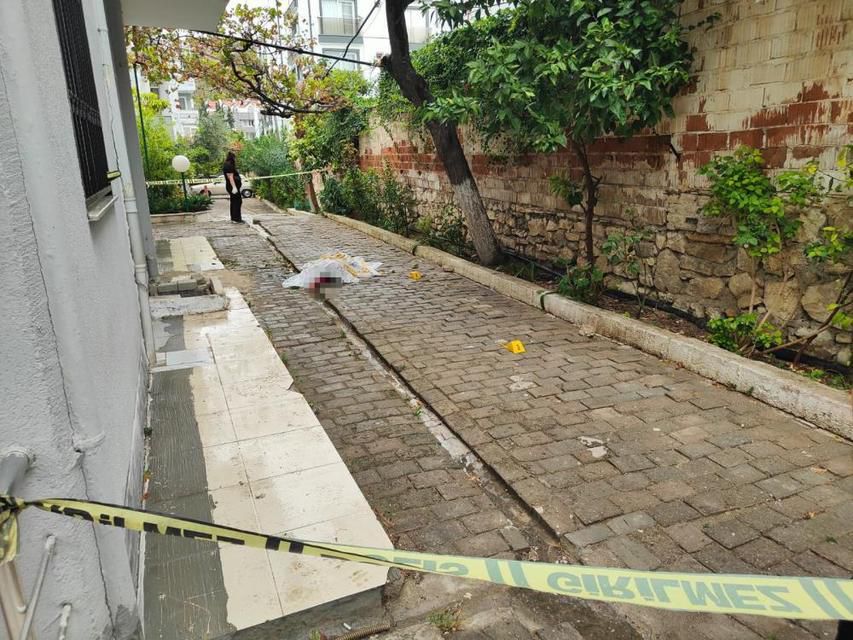 AYDIN’IN KUŞADASI İLÇESİNDE GENÇ KADIN EVİNİN BALKONUNDAN DÜŞEREK HAYATINI KAYBETTİ!!