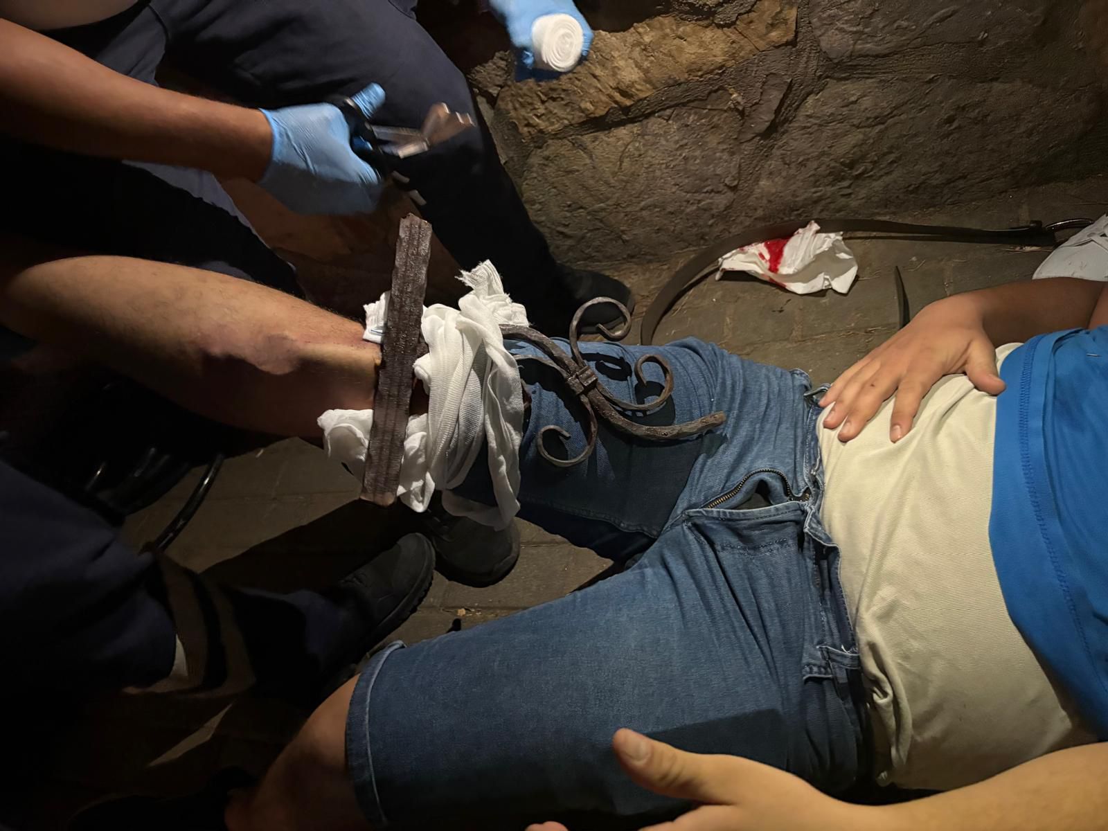 AYDIN’IN KUYUCAK İLÇESİNDE TOPU ALMAK İSTEYEN GENCİN BACAĞINA KORKULUKLARIN DEMİRİ SAPLANDI!!