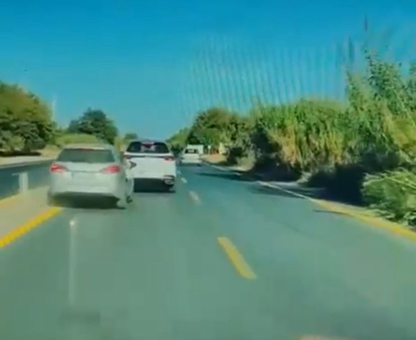 AYDIN’DA YANINDAKİ ARACI SIKIŞTIRAN SÜRÜCÜ KAZAYA SEBEBİYET VERECEKKEN SON ANDA KURTULDULAR!!