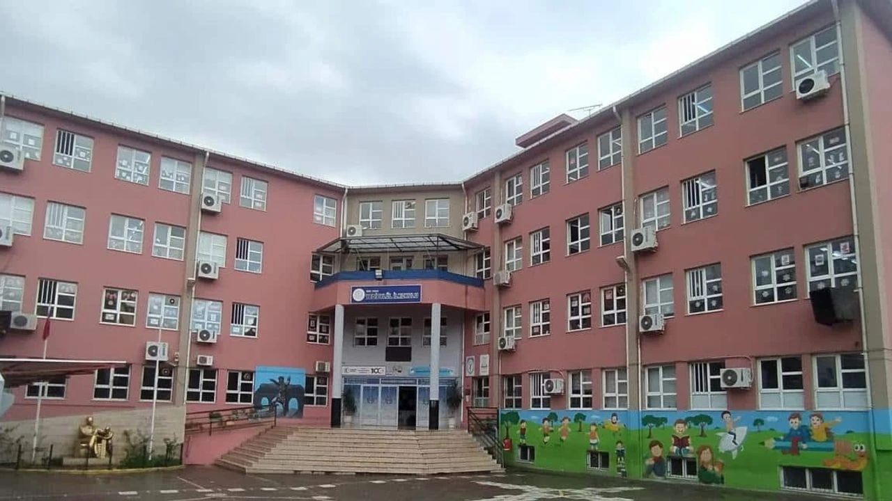 AYDIN’DA DEMİR KORKULUKLARDAN DÜŞEN ÖĞRENCİ YARALANDI!!