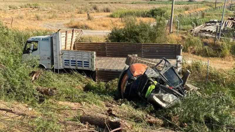 AYDIN’DA ÜZERİNDE İŞ MAKİNASI BULUNAN KAMYON ŞARAMPOLE YUVARLANDI!!
