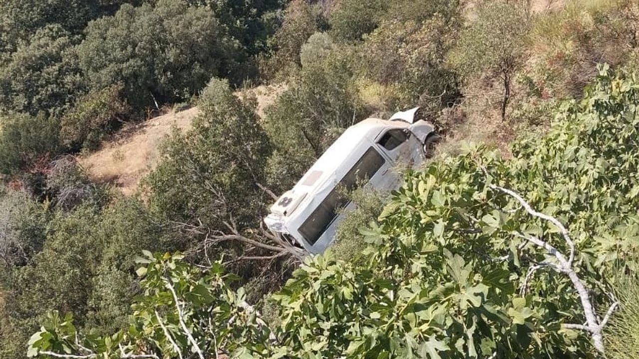 AYDIN’DA SERVİS MİNİBÜSÜ UÇURUMA SÜRÜKLENDİ!!