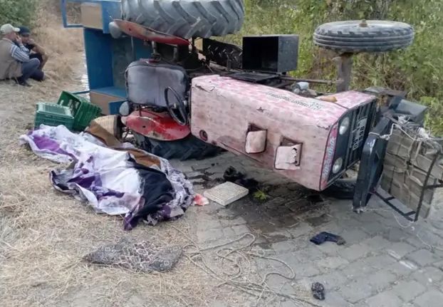 AYDIN’IN GERMENCİK İLÇESİNDE TRAKTÖR DEVRİLMESİ SONUCU 1 KİŞİ HAYATINI KAYBETTİ!!