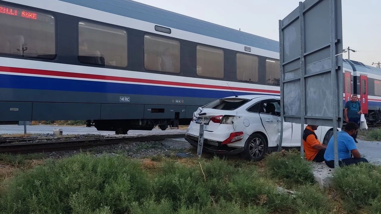 AYDIN’IN SÖKE İLÇESİNDE YOLCU TRENİNİN OTOMOBİLE ÇARPMASI SONUCU 1 KİŞİ YARALANDI!!
