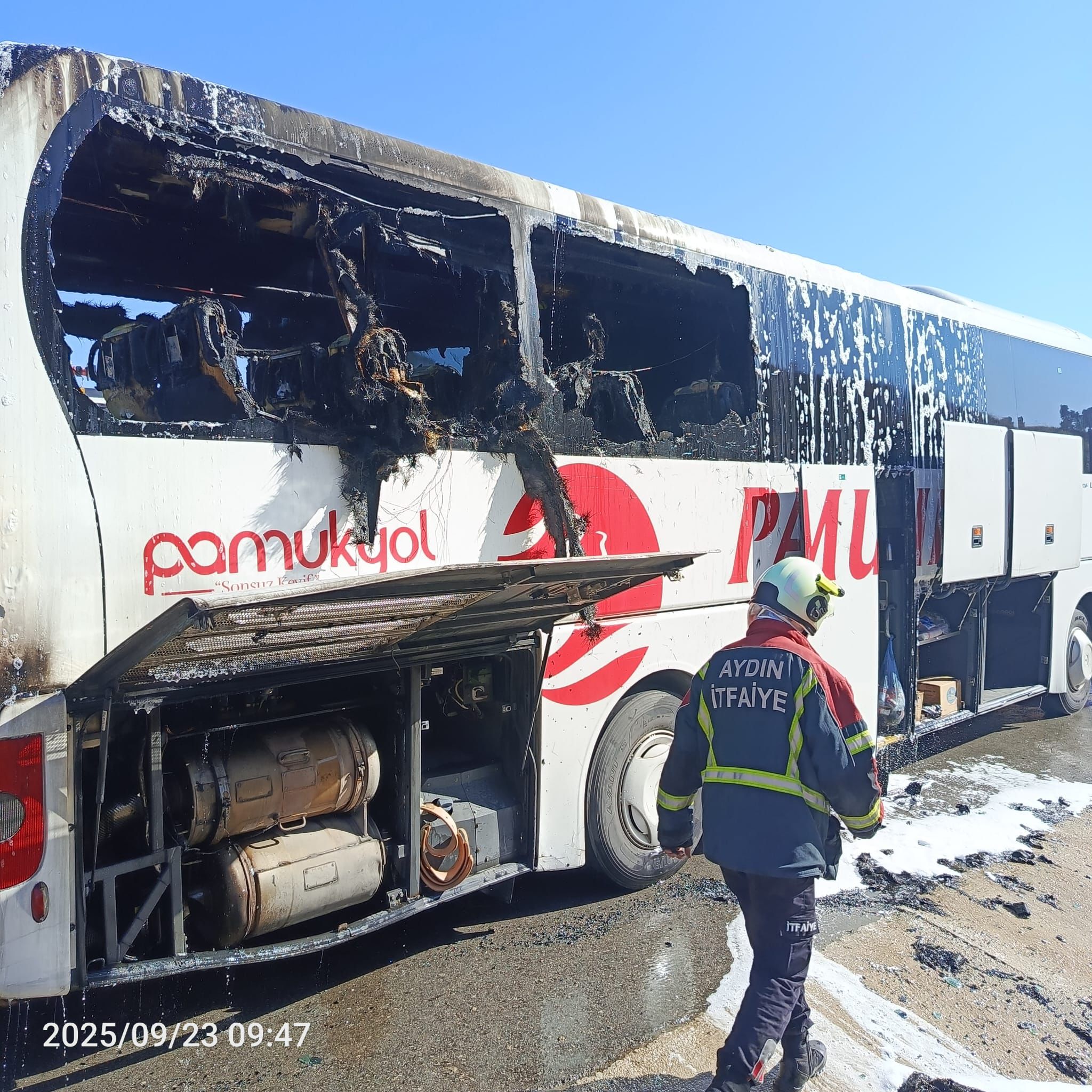 AYDIN/NAZİLLİ GİŞELERİNİ GEÇEN YOLCU OTOBÜSÜ ALEV ALDI!!