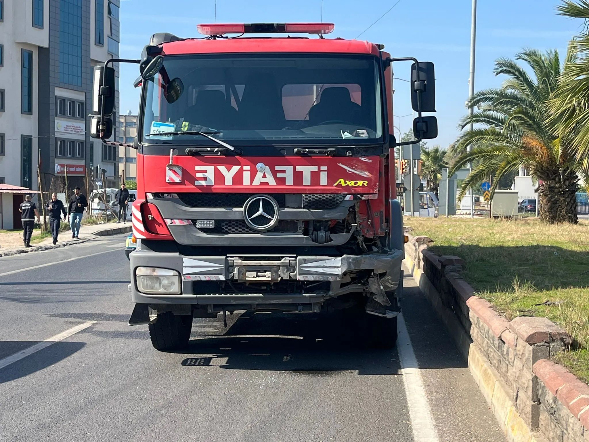 AYDIN’DA İTFAİYE KAMYONU AYNI YÖNDE İLERLEYEN RESMİ ARACA ARKADAN ÇARPTI!!