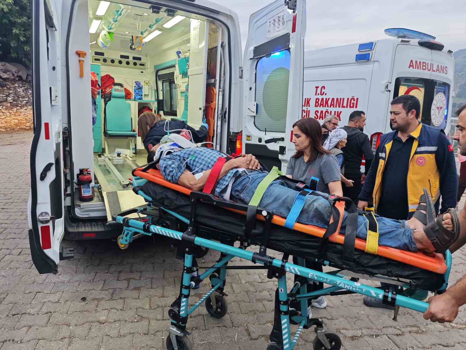 AYDIN’DA KAMYONET UÇURUMA YUVARLANDI!!