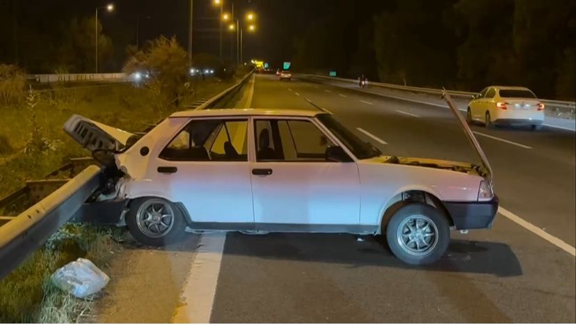 AYDIN’DA LASTİĞİ KOPAN OTOMOBİL BARİYERE ÇARPTI!!