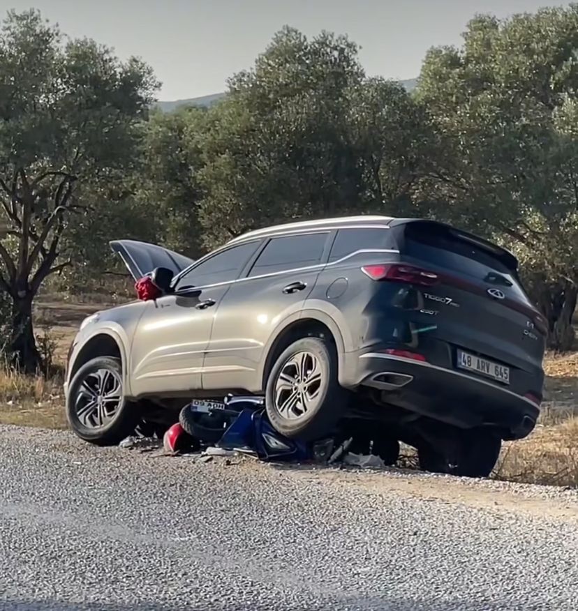 AYDIN’DA MEYDANA GELEN KAZADA MOTOSİKLET ARACIN ALTINDA KALDI!!