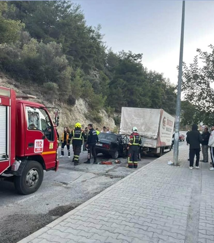 AYDIN’DA KAMYONETE ARKADAN ÇARPAN ARAÇTA 1 KİŞİ HAYATINI KAYBEDERKEN 4 KİŞİ YARALANDI!!