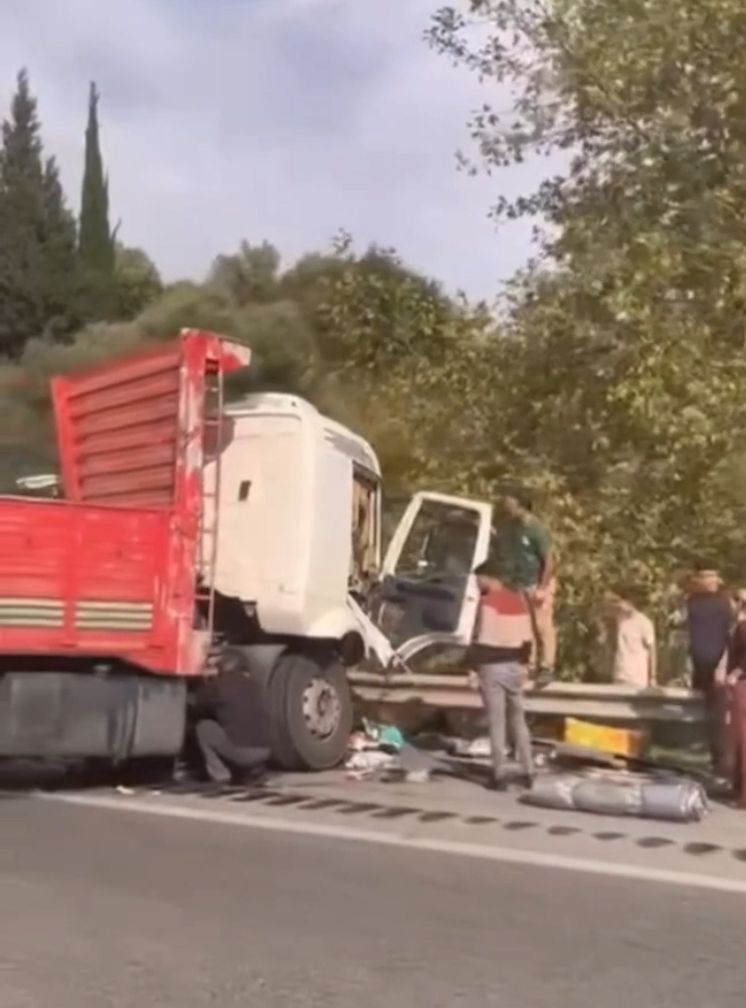 AYDIN’DA KAMYON ŞOFÖRÜ ARAÇTA SIKIŞTI!!