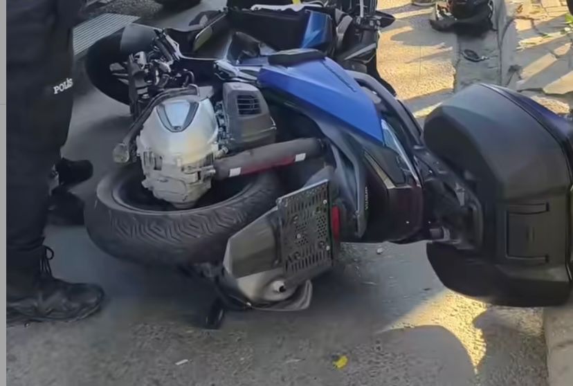 AYDIN’DA MOTOSİKLET, KAVŞAĞI DÖNMEK İSTEYEN ARACA ÇARPTI!!