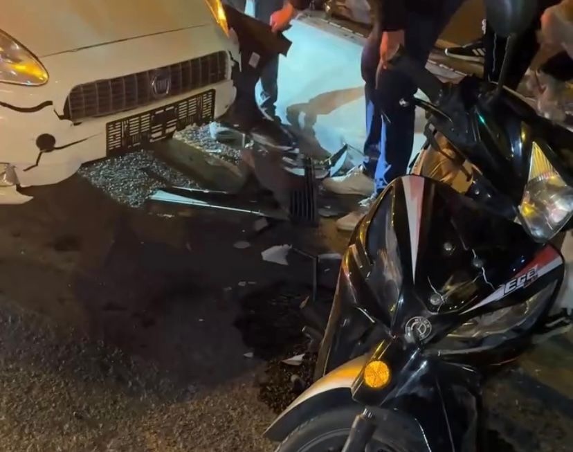 AYDIN’DA KIRMIZI IŞIKTA DURAN MOTOSİKLETE ARAÇ ÇARPTI, ÇARPMANIN ETKİSİYLE MOTOSİKLET İSE ÖNÜNDE DURAN ARACA AÇRPTI!!