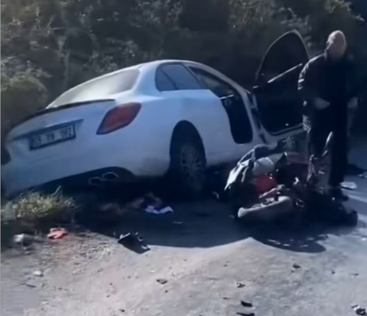 AYDIN/ KUŞADASI’NDA MOTOSİKLET İLE OTOMOBİL KAFA KAFAYA ÇARPIŞTI!!