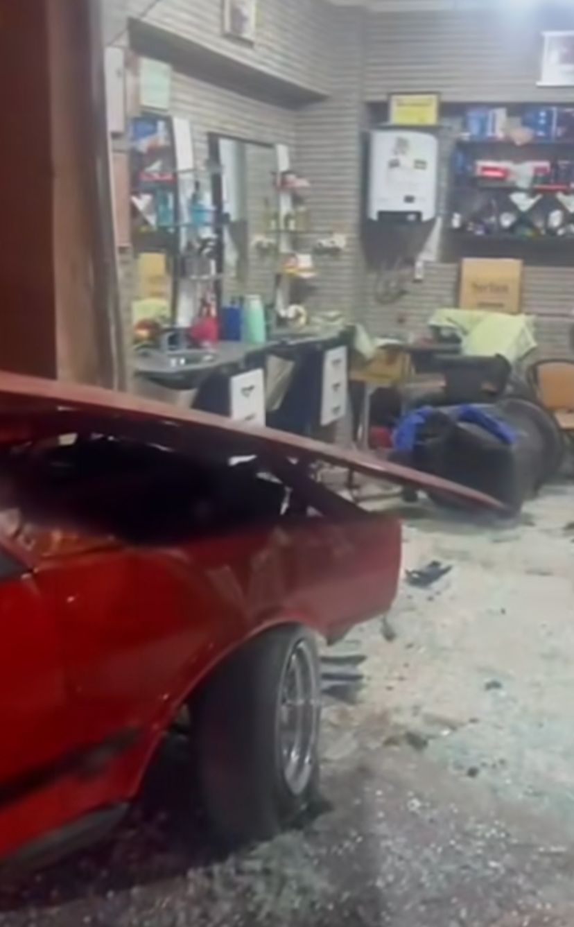 AYDIN’DA KONTROLDEN ÇIKAN OTOMOBİL BERBER DÜKKANINA DALDI!!