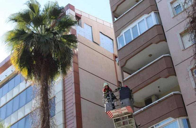 AYDIN’DA ETKİLİ RÜZGAR BİNANIN CEPHESİNDEN PARÇAYI UÇURDU!!