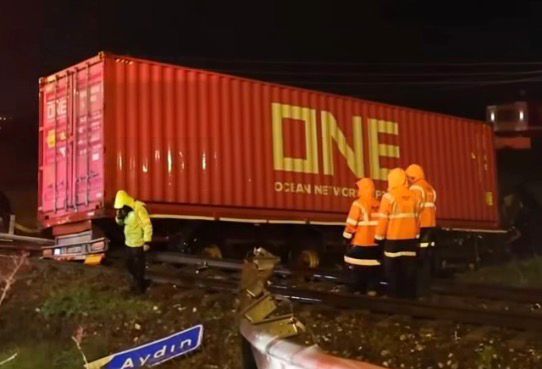 AYDIN’DA KAZA YAPAN TIRIN YÜKÜ ŞOFÖRÜNÜ EZDİ!!