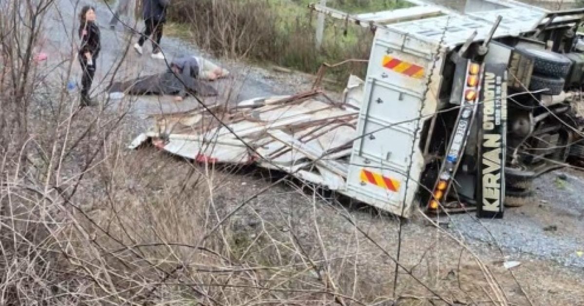 AYDIN/KUŞADASI’NDA KONTROLDEN ÇIKAN KAMYON DEVRİLDİ!!
