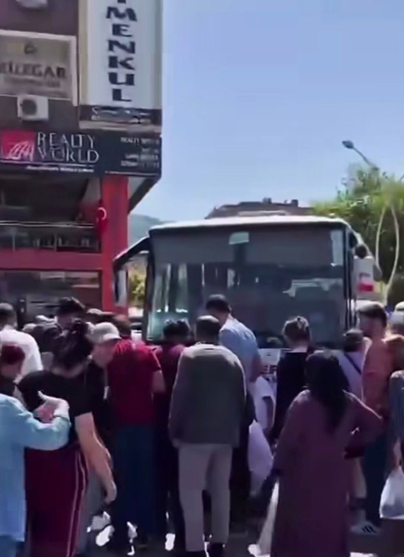 AYDIN’DA YOLCU ARACIN ALTINDA KALDI!!